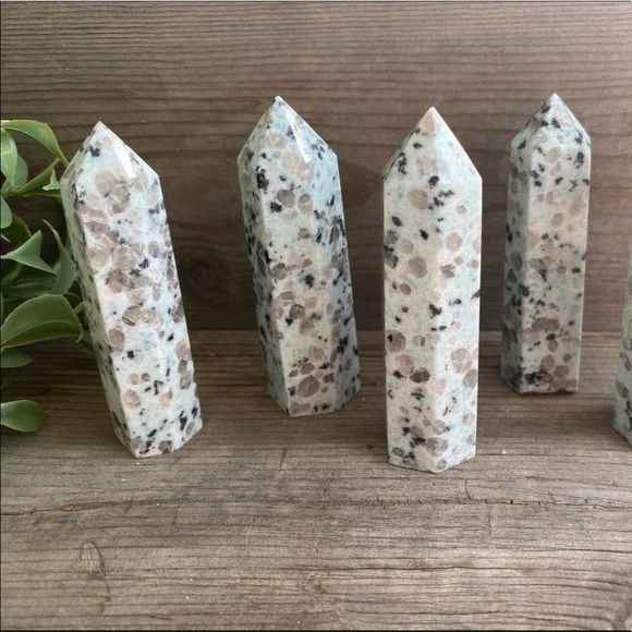 KIWI Jasper Crystal Points - Picture 1 of 2